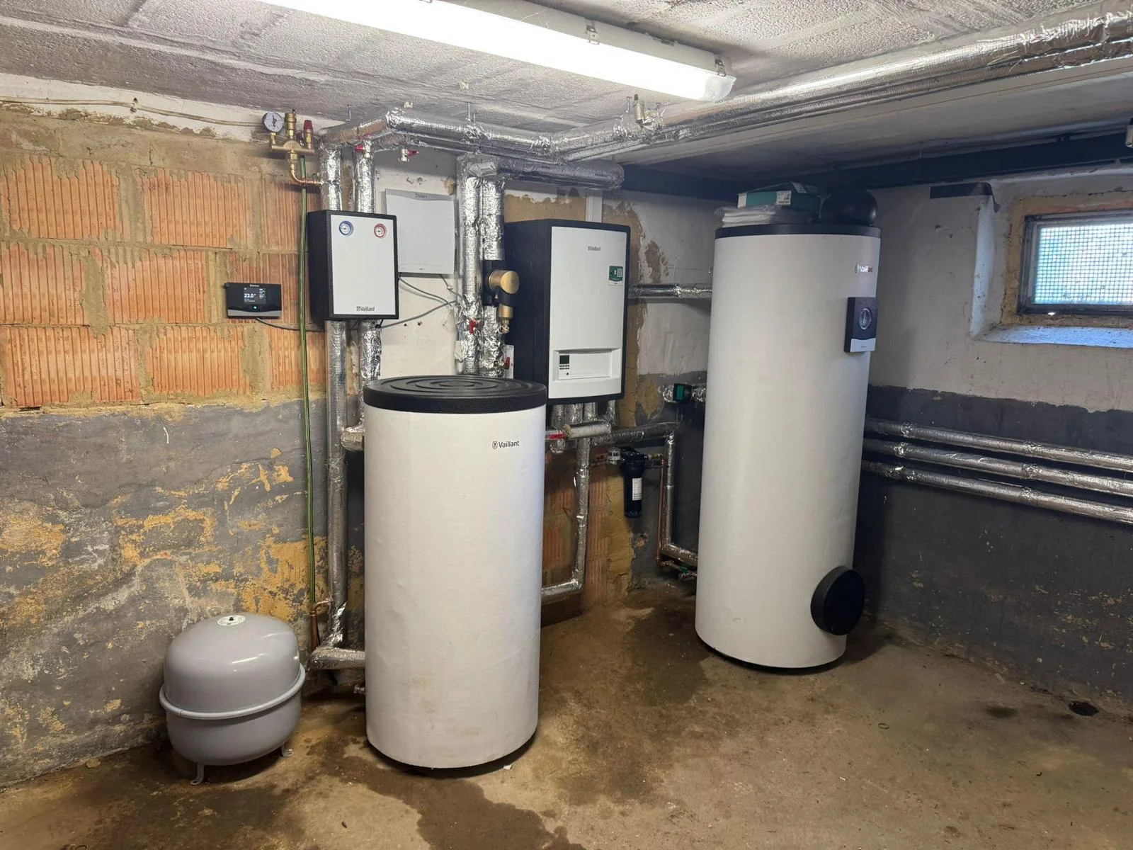 Vaillant-Wärmepumpe Außeneinheit nach Installation an Einfamilienhaus (Referenzprojekt aus dem bestehenden Einsatzgebiet)