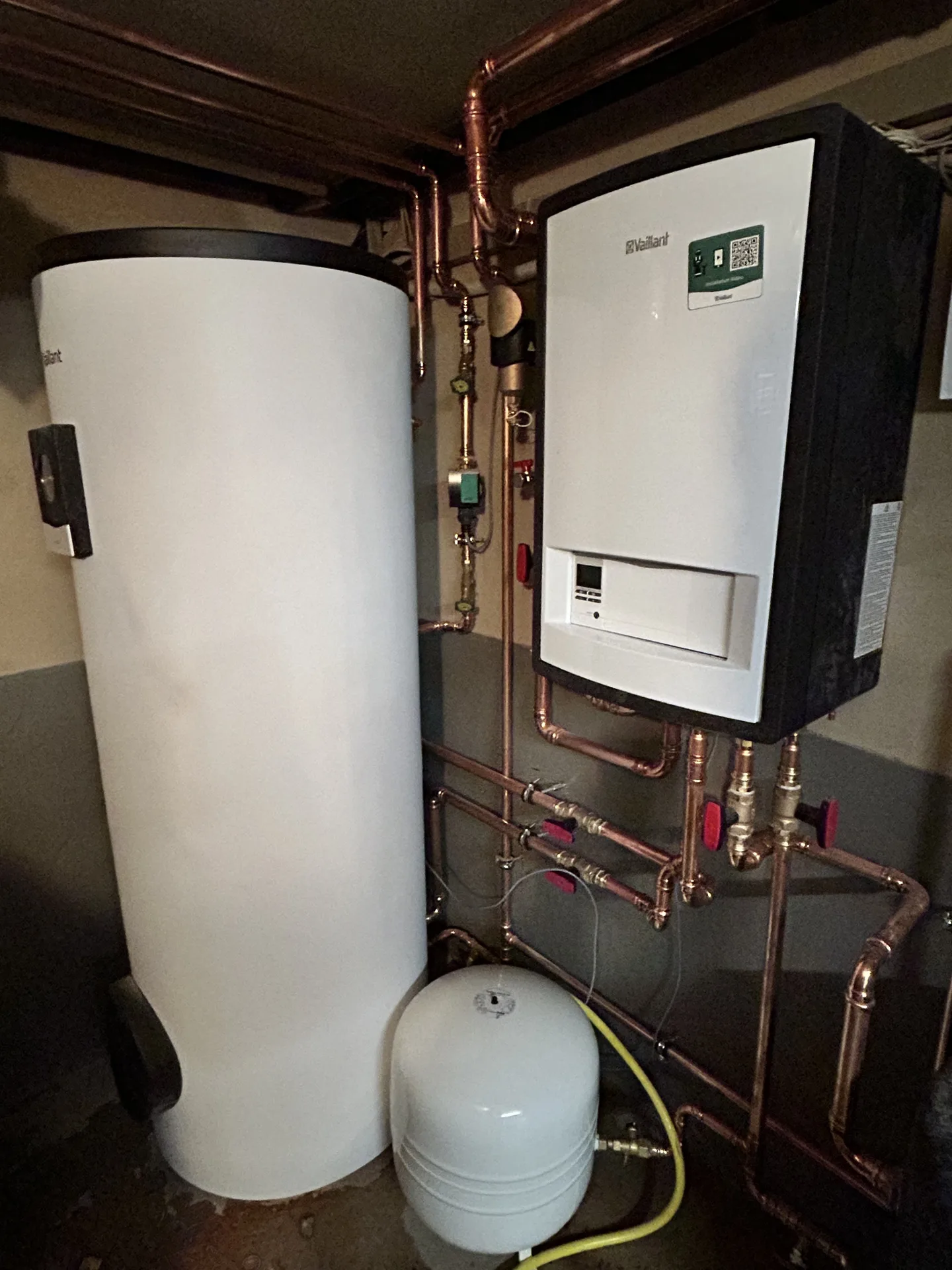 Vaillant-Wärmepumpe Innengerät mit Speicher im Heizraum – Thiessen Energy