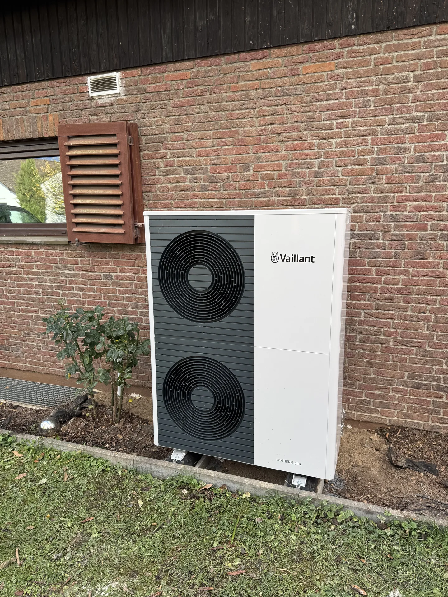 Vaillant-Wärmepumpe Außeneinheit an einer Backsteinwand – Thiessen Energy