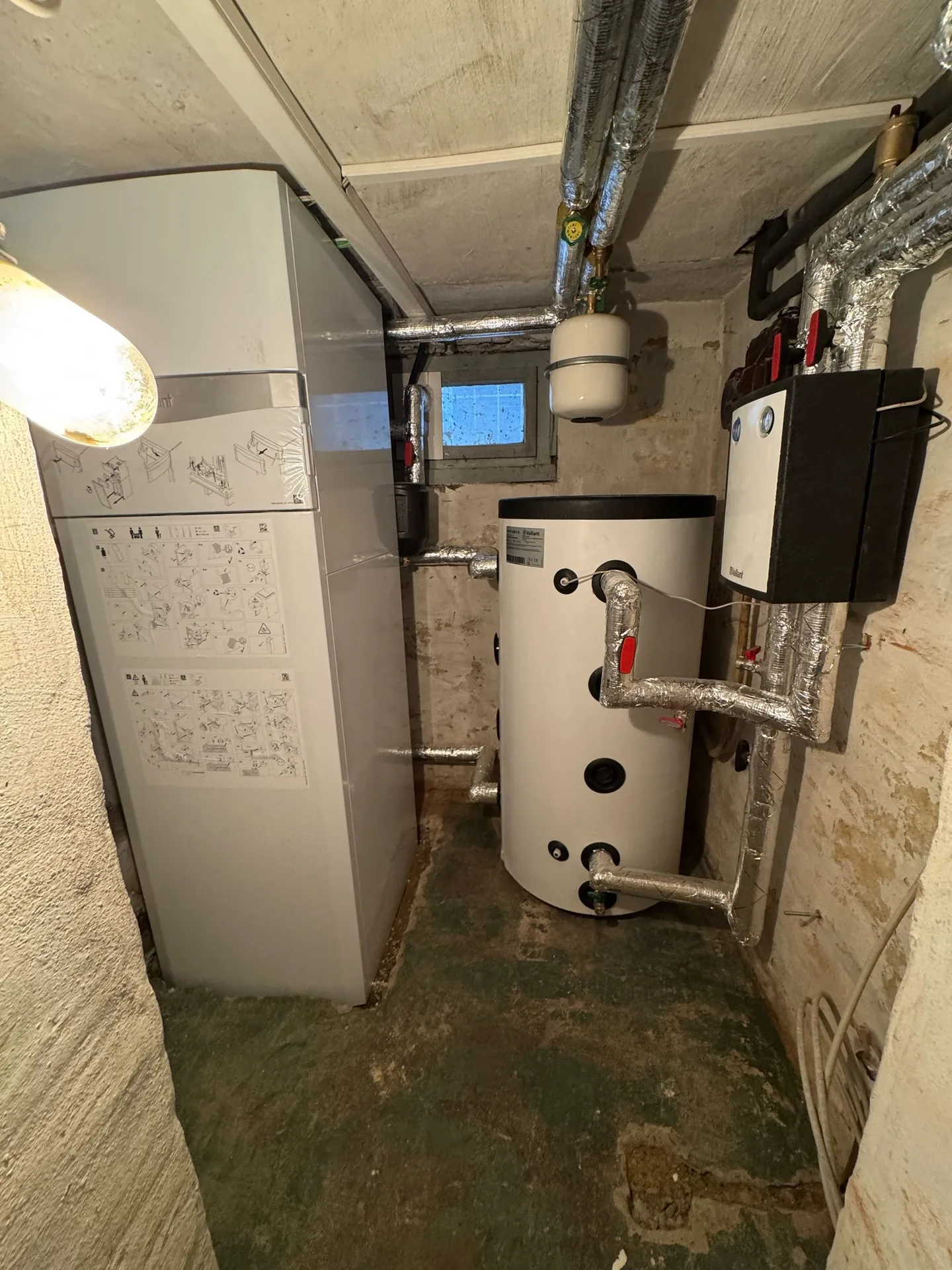 Vaillant-Innenmodul mit Pufferspeicher im Technikraum