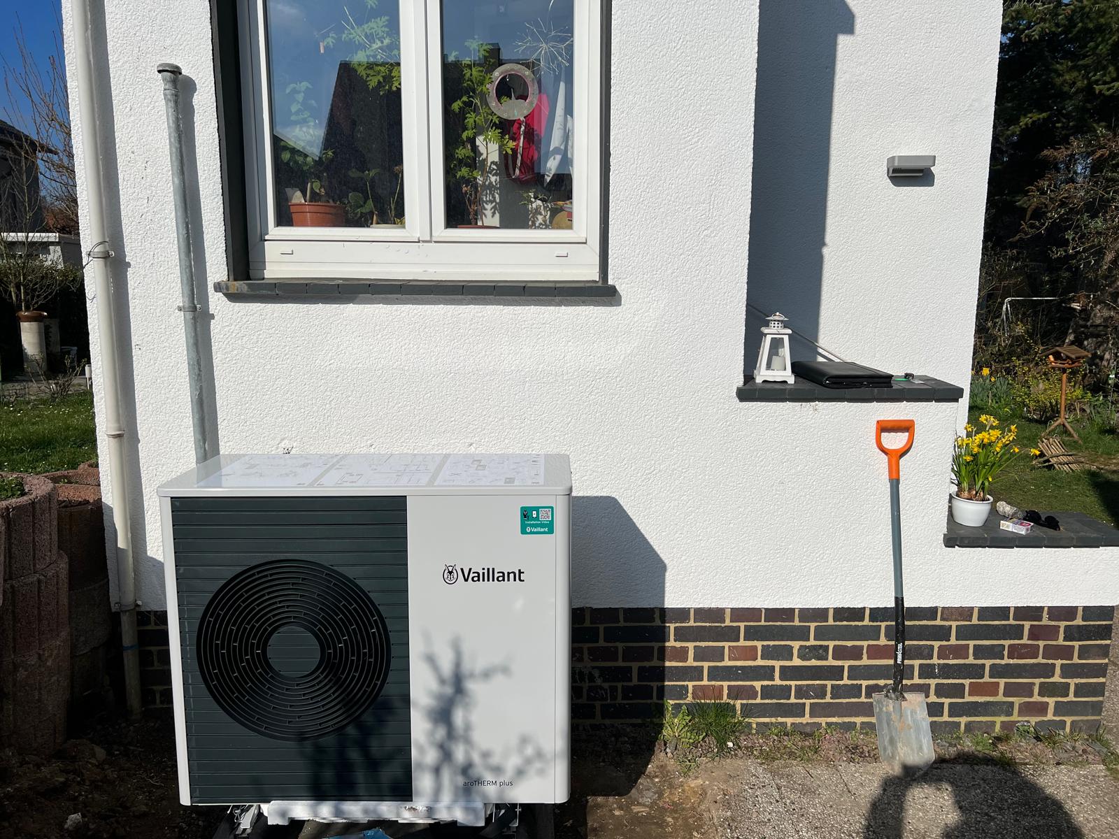 Vaillant-Wärmepumpe Außeneinheit nach Installation an Nordhessener Einfamilienhaus