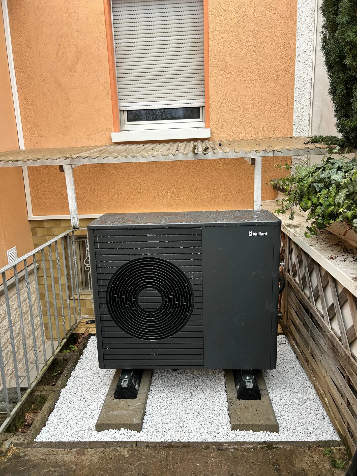 Vaillant-Wärmepumpe im aktuellen dunklen Gehäuse als Außeneinheit am Haus