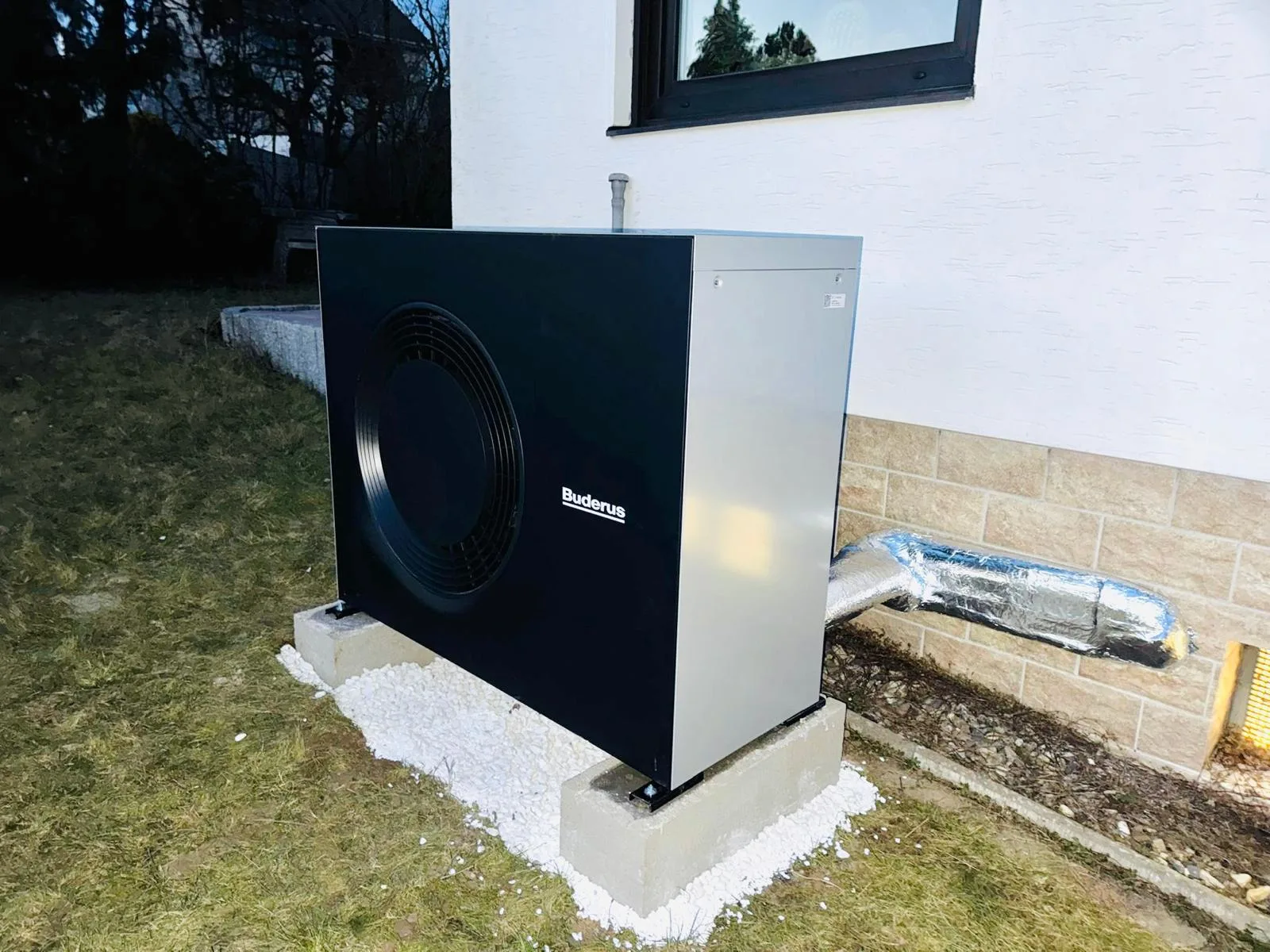 Buderus-Wärmepumpe Außeneinheit nach Installation an Einfamilienhaus