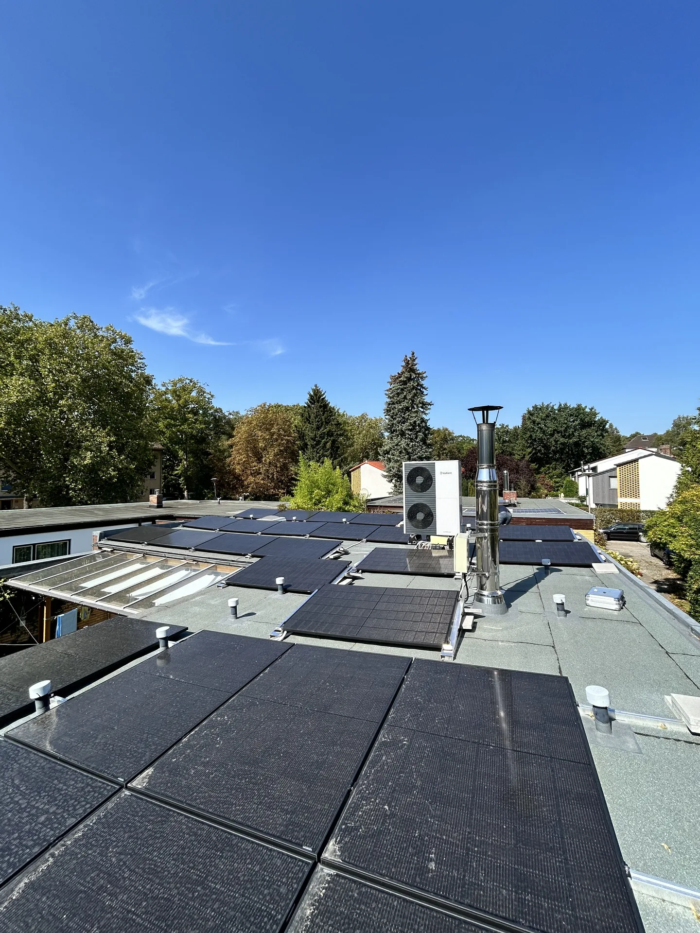 Solarmodule und Wärmepumpe auf einem Flachdach