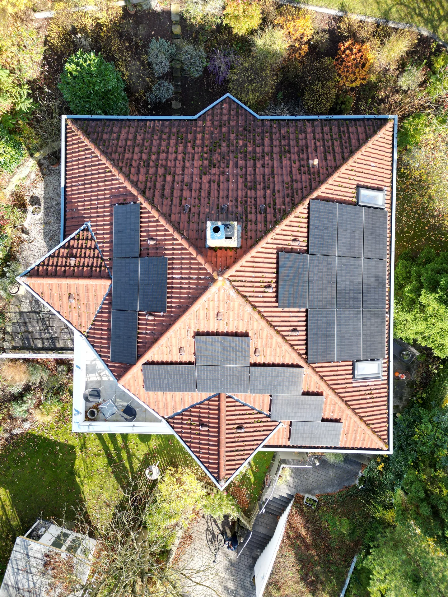 Ziegeldach mit Solarmodulen aus der Vogelperspektive