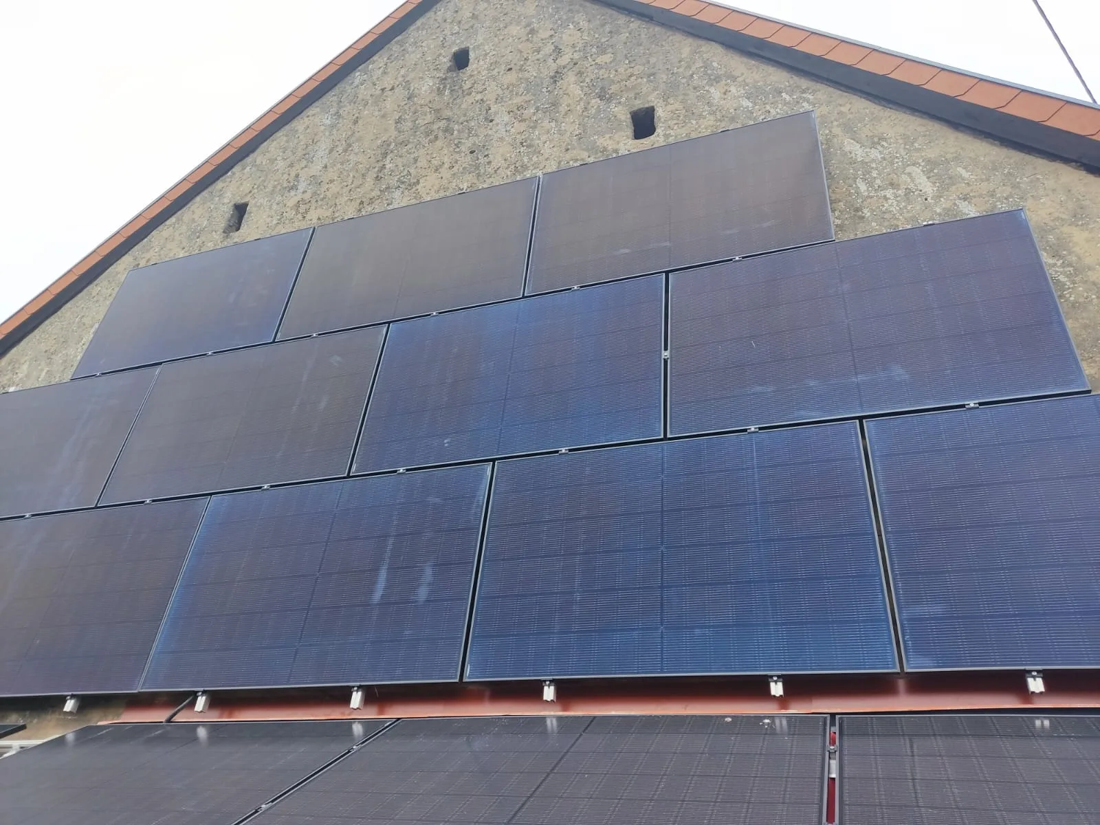 Solarmodule an Dach und Fassade eines Wohnhauses
