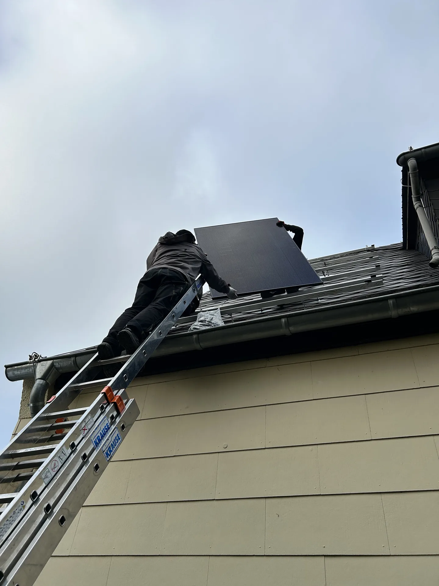 Monteur von Thiessen Energy bei der Montage eines Solarmoduls auf dem Dach