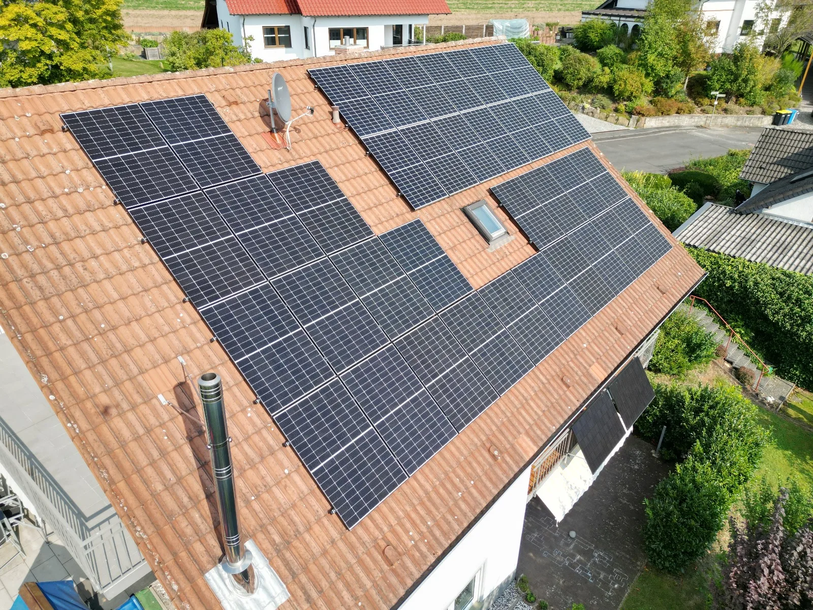 Photovoltaikanlage von Thiessen Energy auf einem Ziegel-Satteldach, Luftaufnahme
