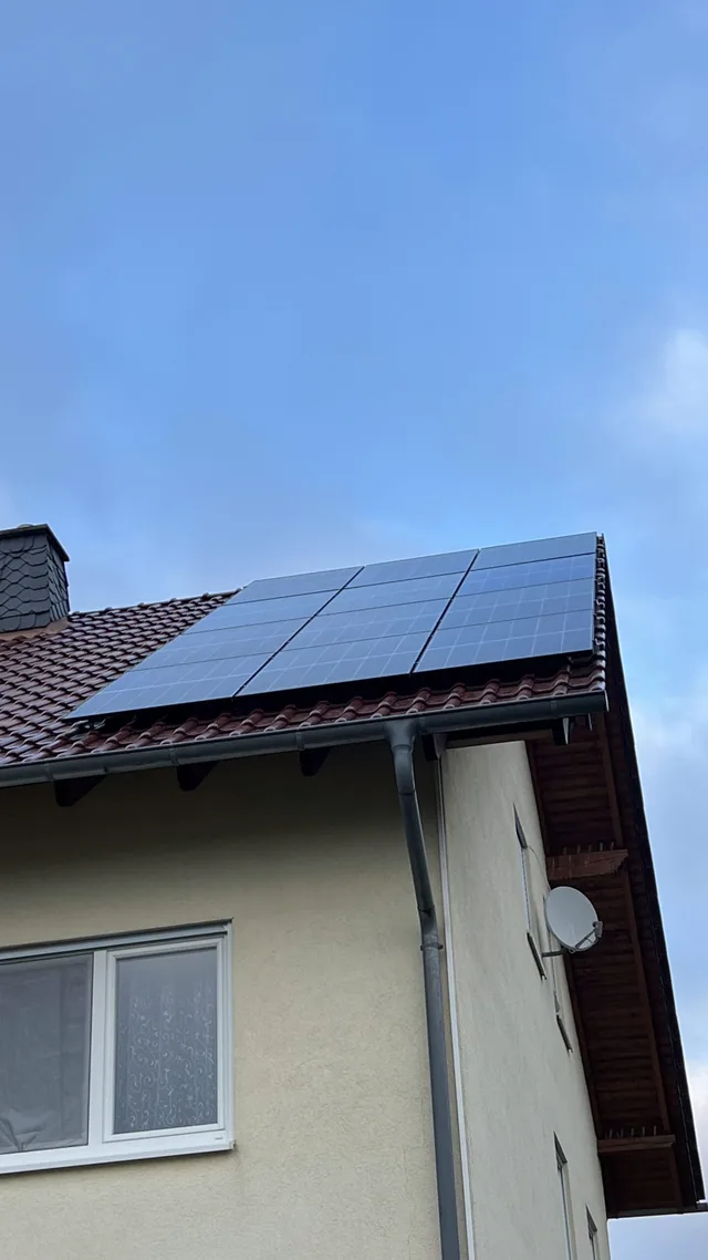 Photovoltaik-Anlage auf einem Satteldach in Wehretal