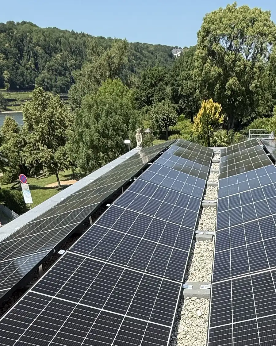 Photovoltaik-Anlage auf einem Flachdach in Unkel am Rhein