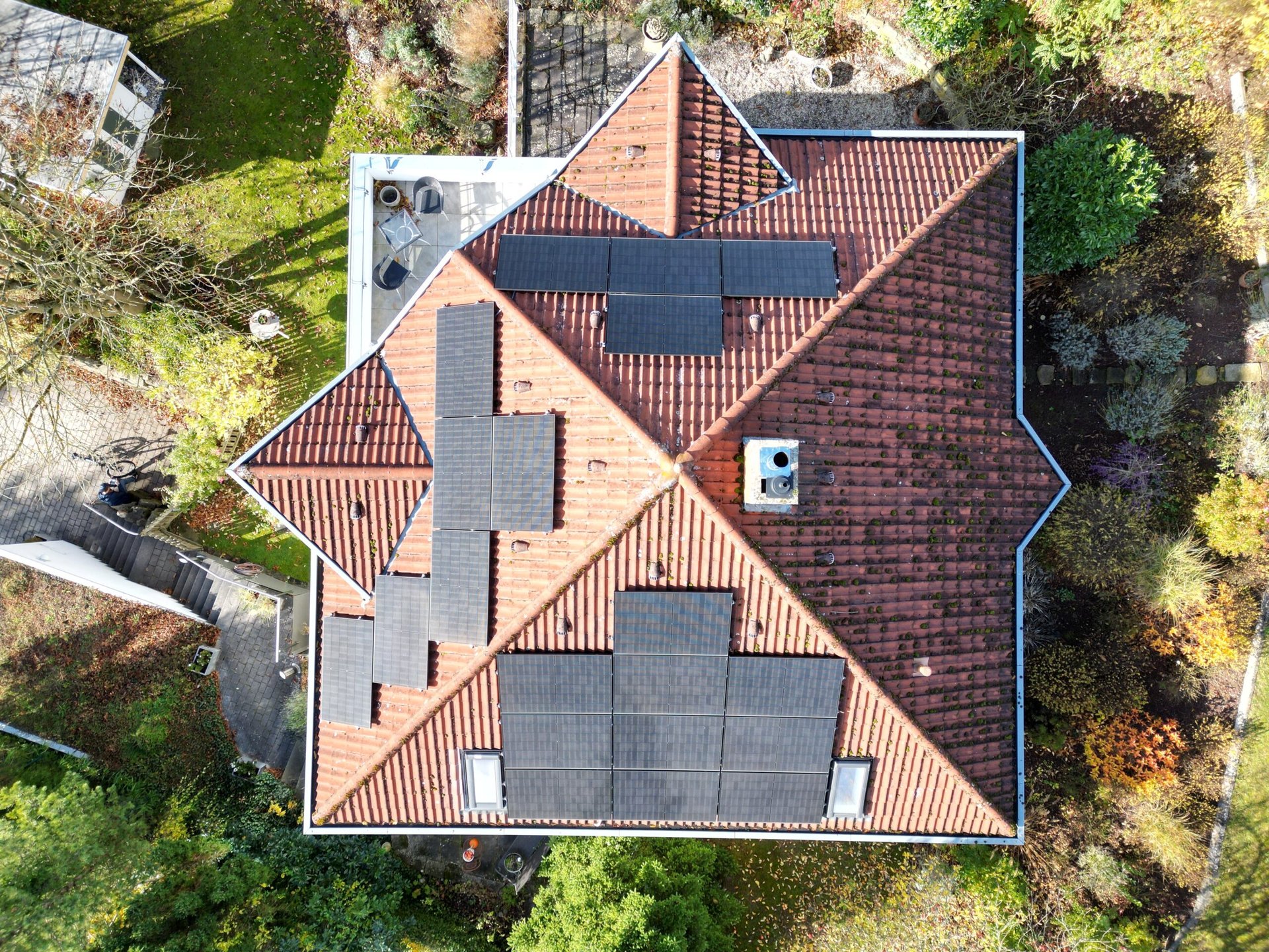 Drohnenaufnahme einer Aufdach-Photovoltaik-Anlage auf einem Einfamilienhaus