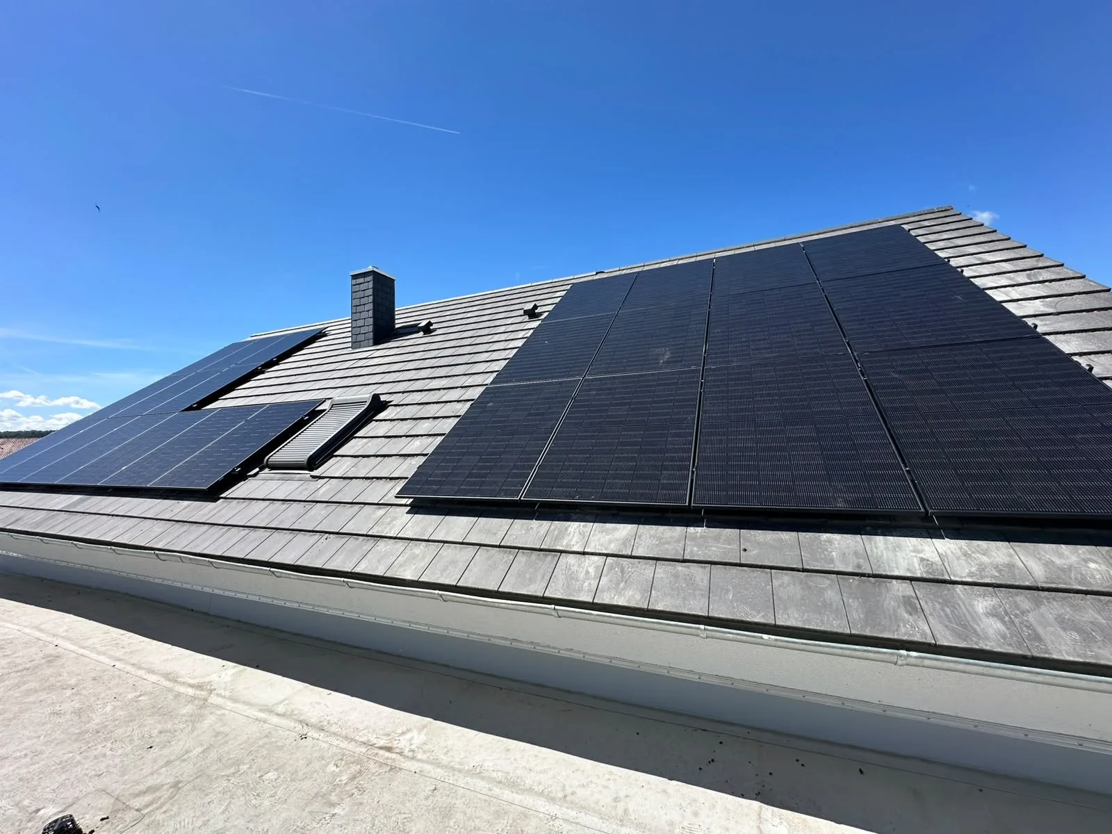 Photovoltaik-Anlage auf grauem Ziegeldach in Rotenburg an der Fulda – Thiessen Energy