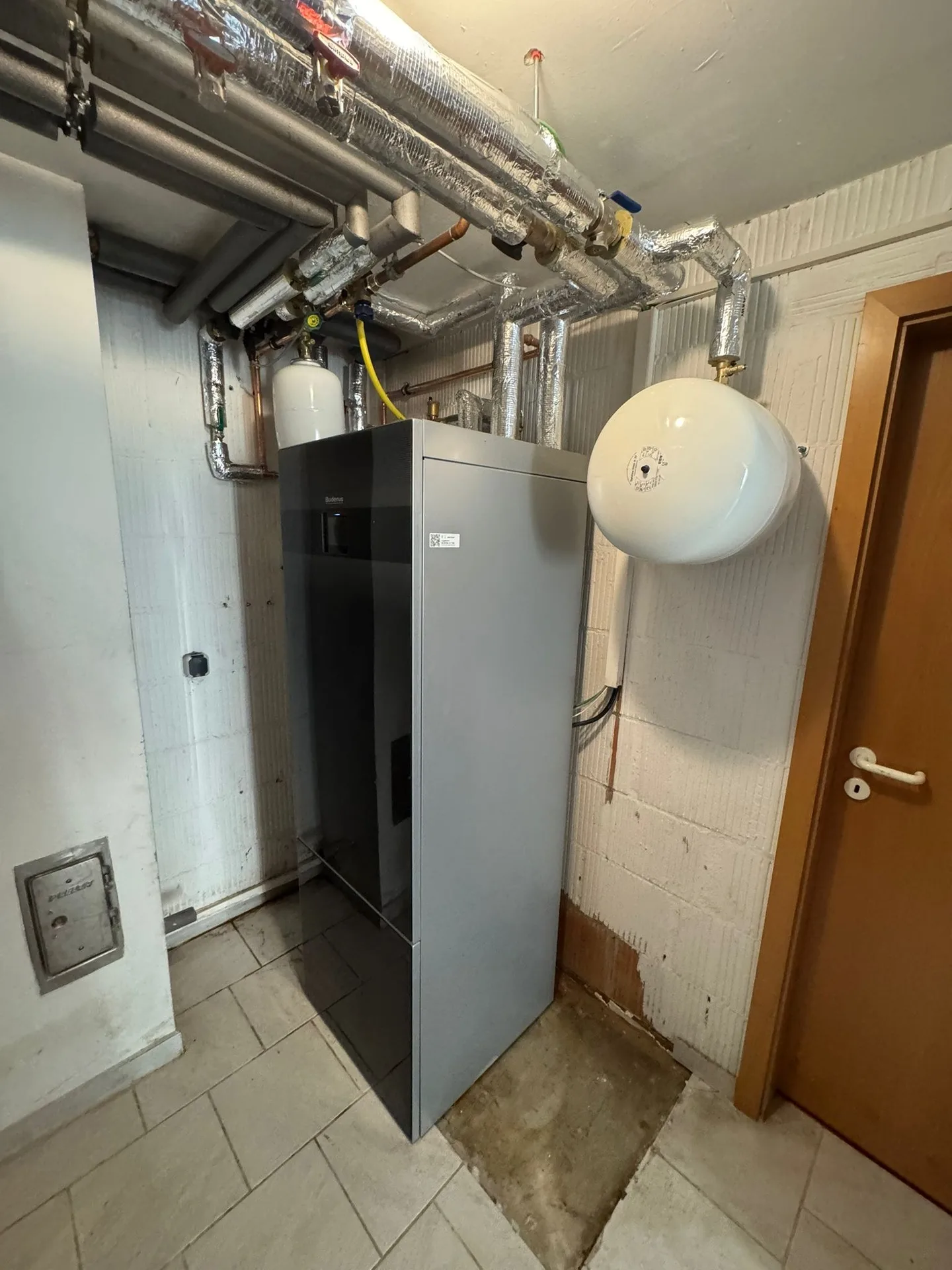 Buderus-Wärmepumpe Innengerät im Heizraum – Thiessen Energy