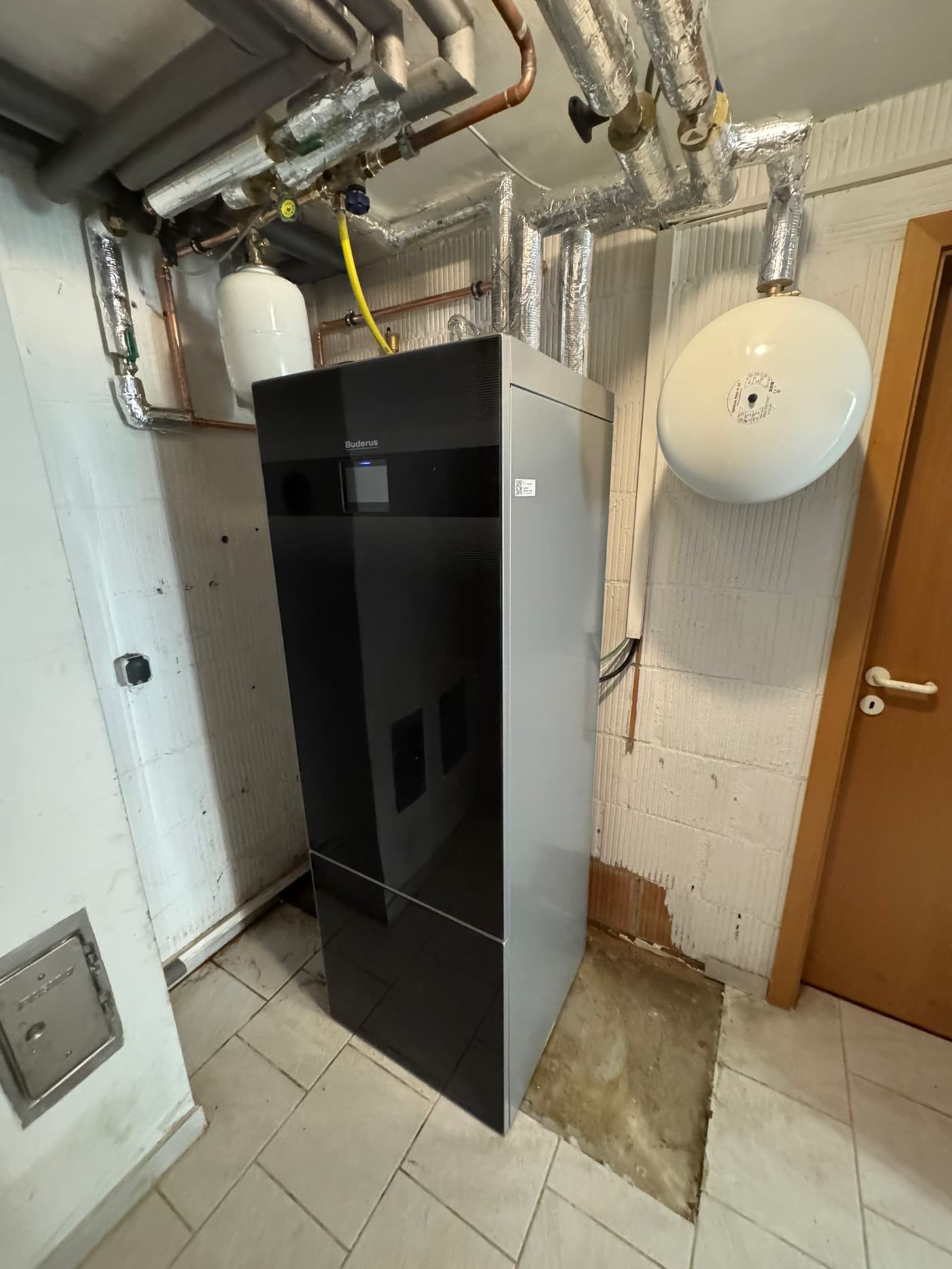 Derselbe Heizraum mit neu installierter Wärmepumpe nach dem Umbau